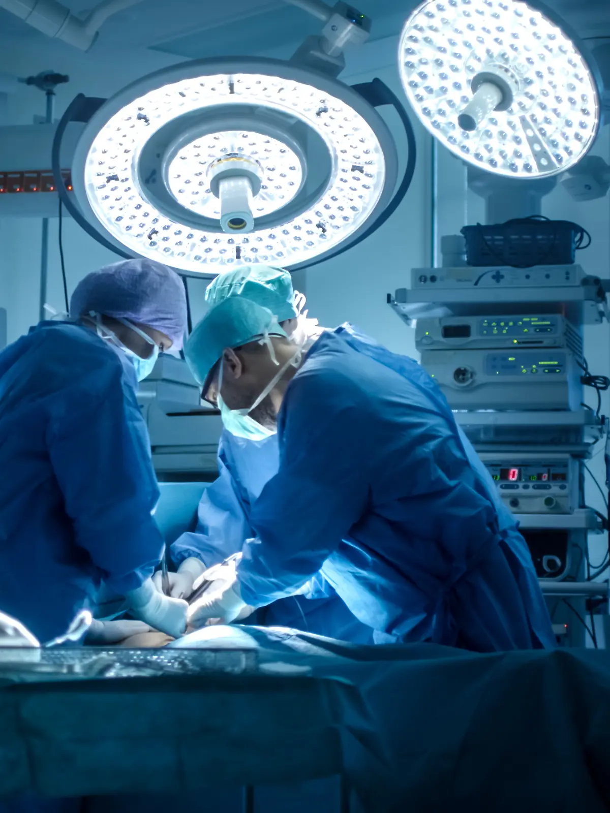 Medizinisches Team führt chirurgische Operation im modernen Operationssaal durch