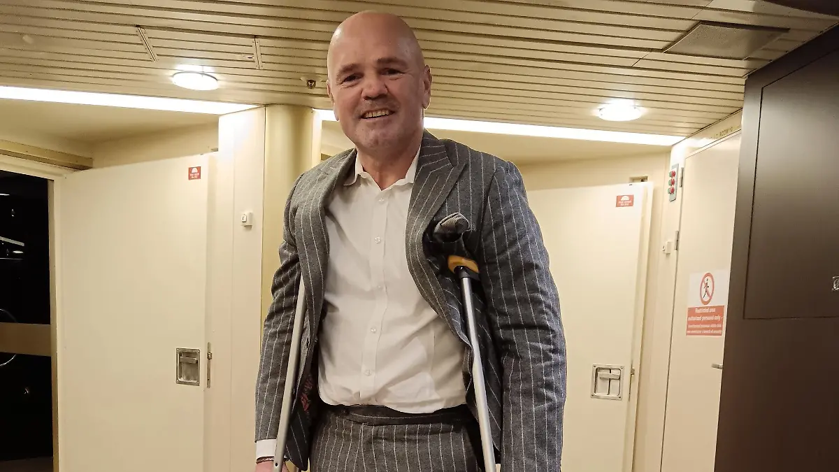 Boxweltmeister Sven Ottke kann nach dem Unfall so langsam wieder lachen, doch der Ärger geht weiter.
