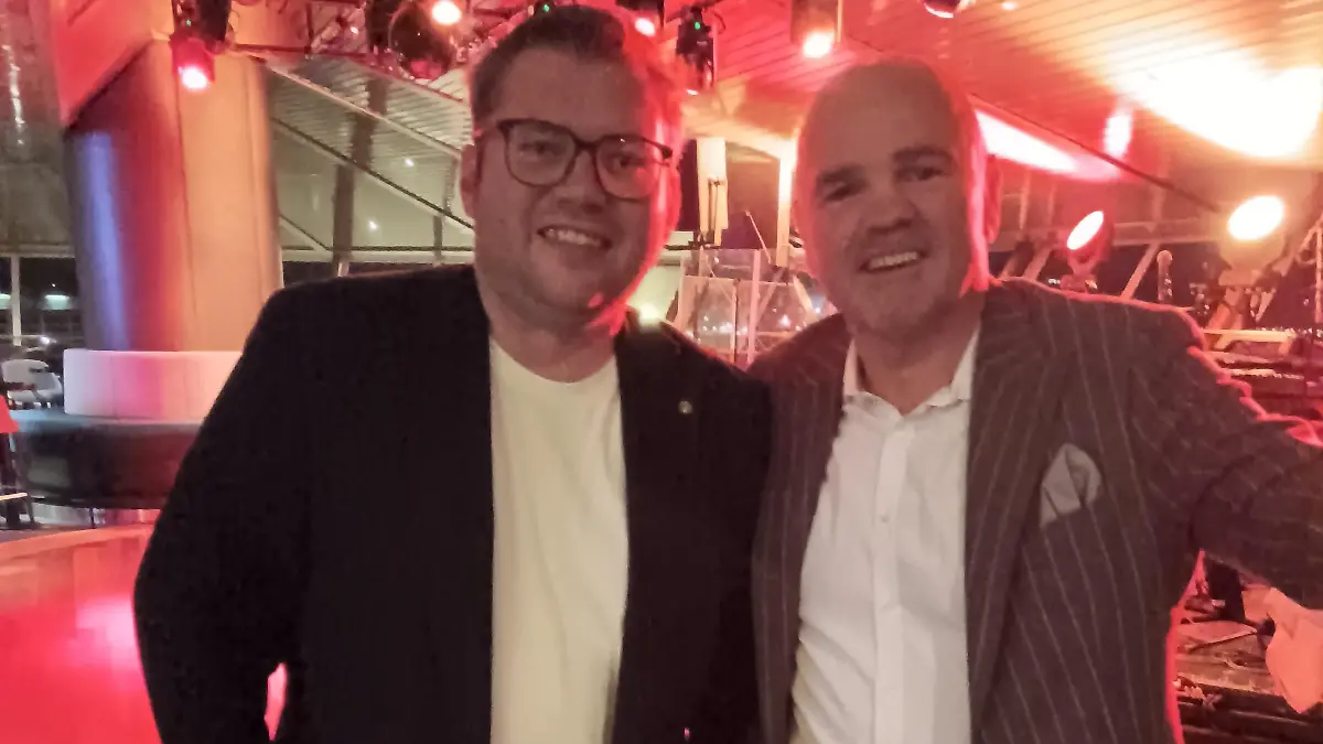 Für die Tanzfläche reicht es für Sven Ottke noch lange nicht. RTL-Reporter Kai Franzke Jr. traf ihn exklusiv zur großen Feier der 1000. FLY & HELP-Schule von Reiner Meutsch auf der MS Artania.