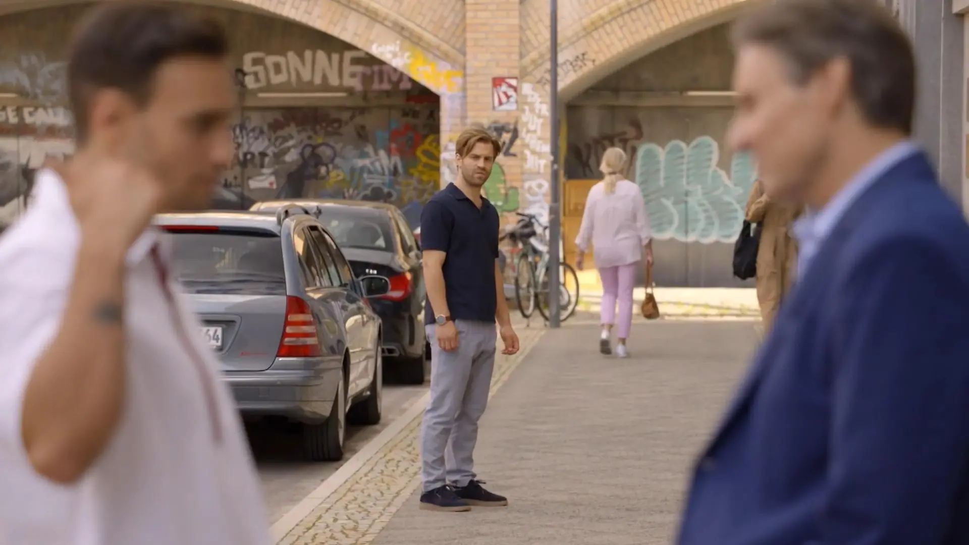 Julian befürchtet, dass Nihat bei seinem Vater jetzt die Nummer 1 ist. 