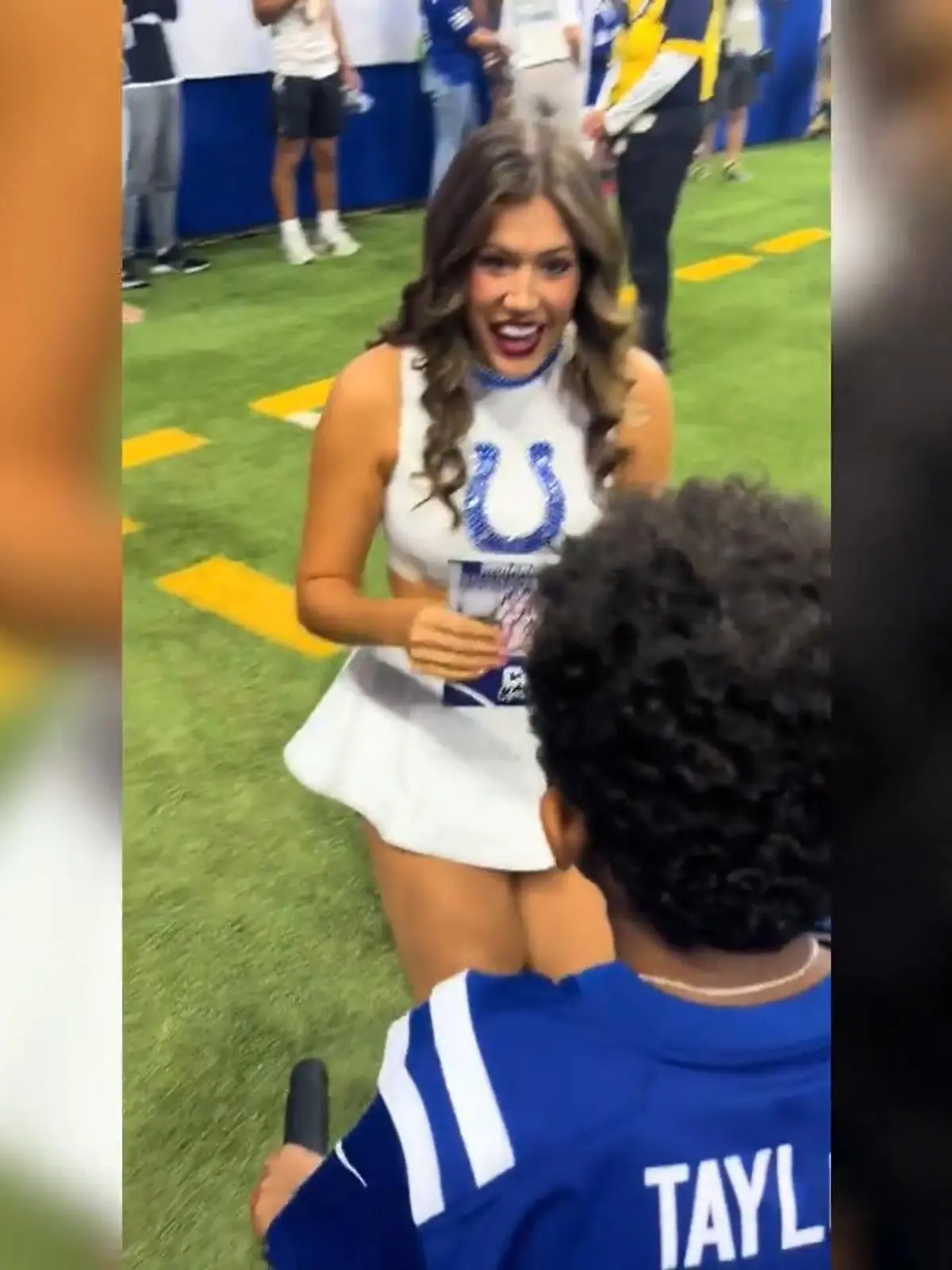 Bild zu: "Plötzlicher Geistesblitz! Cheerleaderin verblüfft taubstummen Football-Fan Mark (8)"