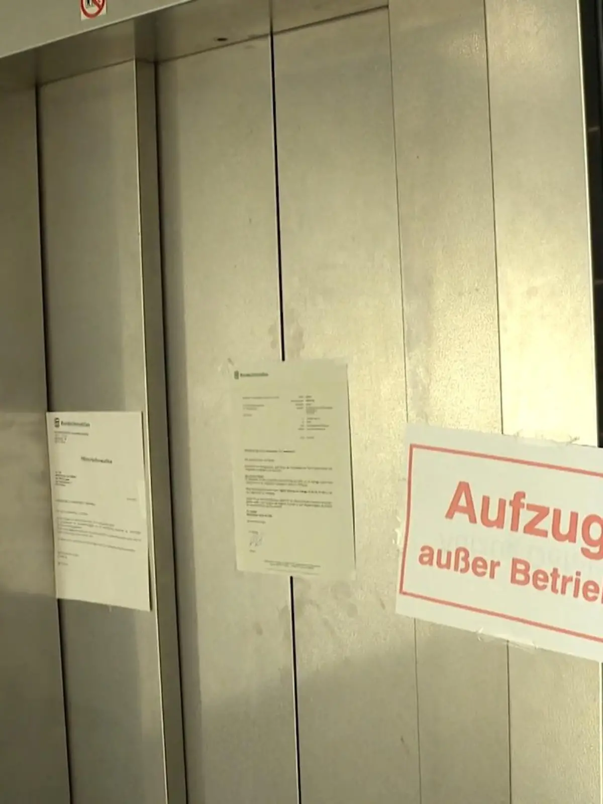 Bild zu: "Aufzug und Klingel kaputt – Bewohner sauer"
