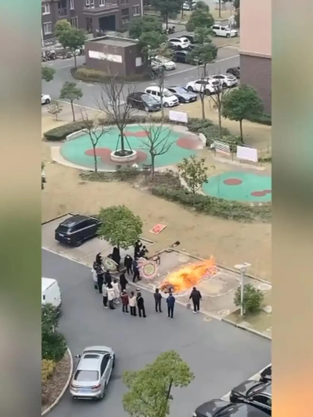 Seitdem die Null-Covid-Politik in China abgeschafft wurde, steigt die Zahl an Infizierten ins Unermessliche. Im Land herrscht Chaos und Überforderung. Im Internet kursieren sogar Videos, wie Familien ihre toten Angehörigen offenbar in der Öffentlichkeit verbrennen. Die Hintergründe erfahren Sie im Video.