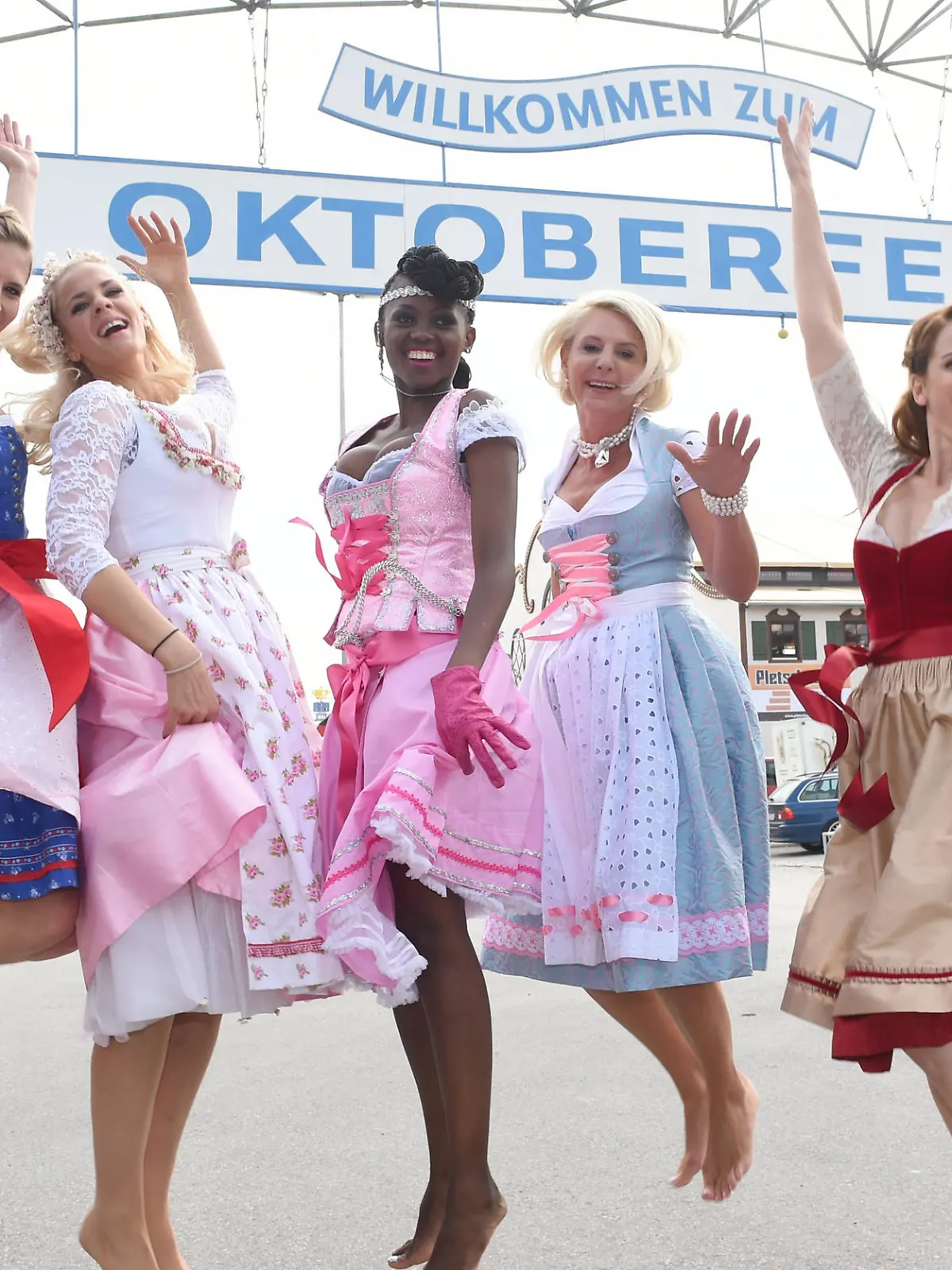 Bild zu: "Müssen Dirndl wirklich teuer sein?"