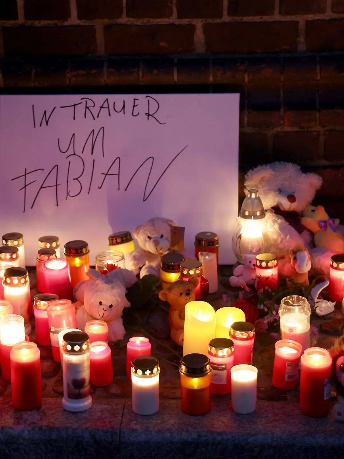 Bild zu: "Fassungslosigkeit und Verzweiflung! Güstrow trauert um Fabian (†8)"