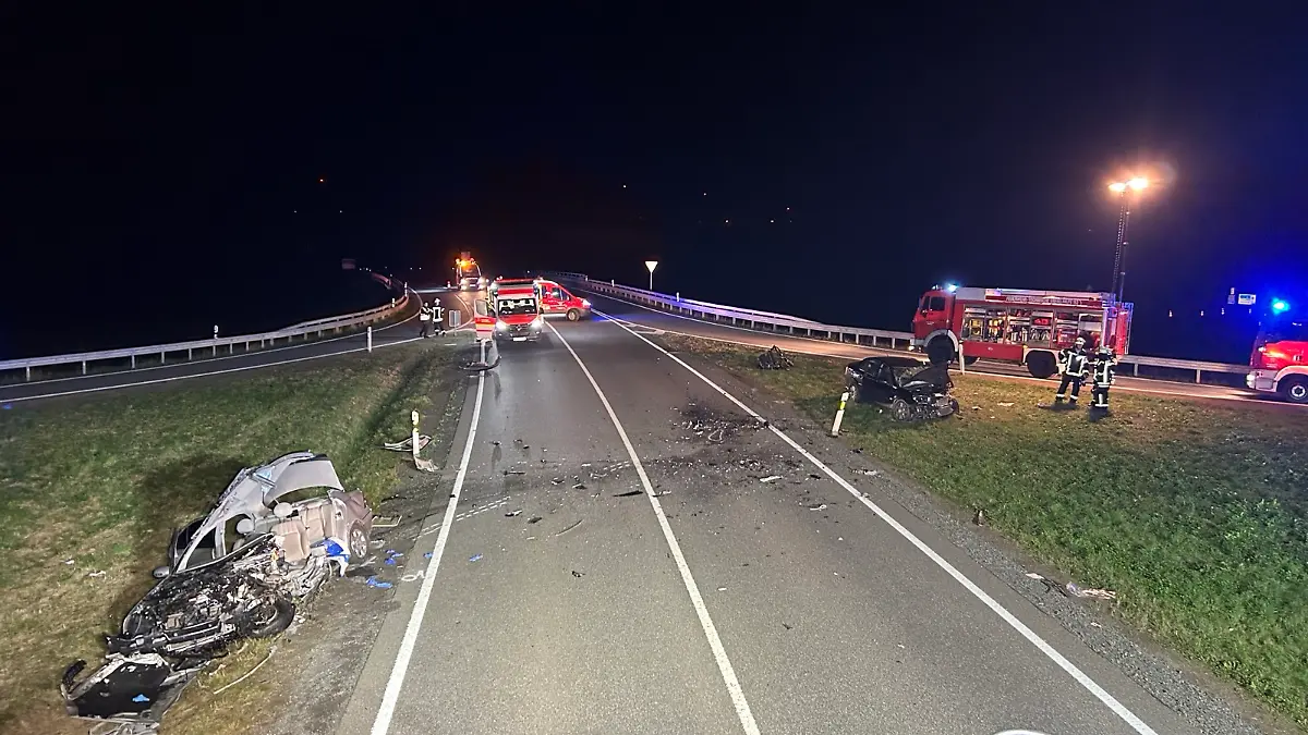 Bei einem Frontalzusammenstoß zweier Autos im Rhein-Hunsrück-Kreis sind beide Fahrer schwer verletzt worden.