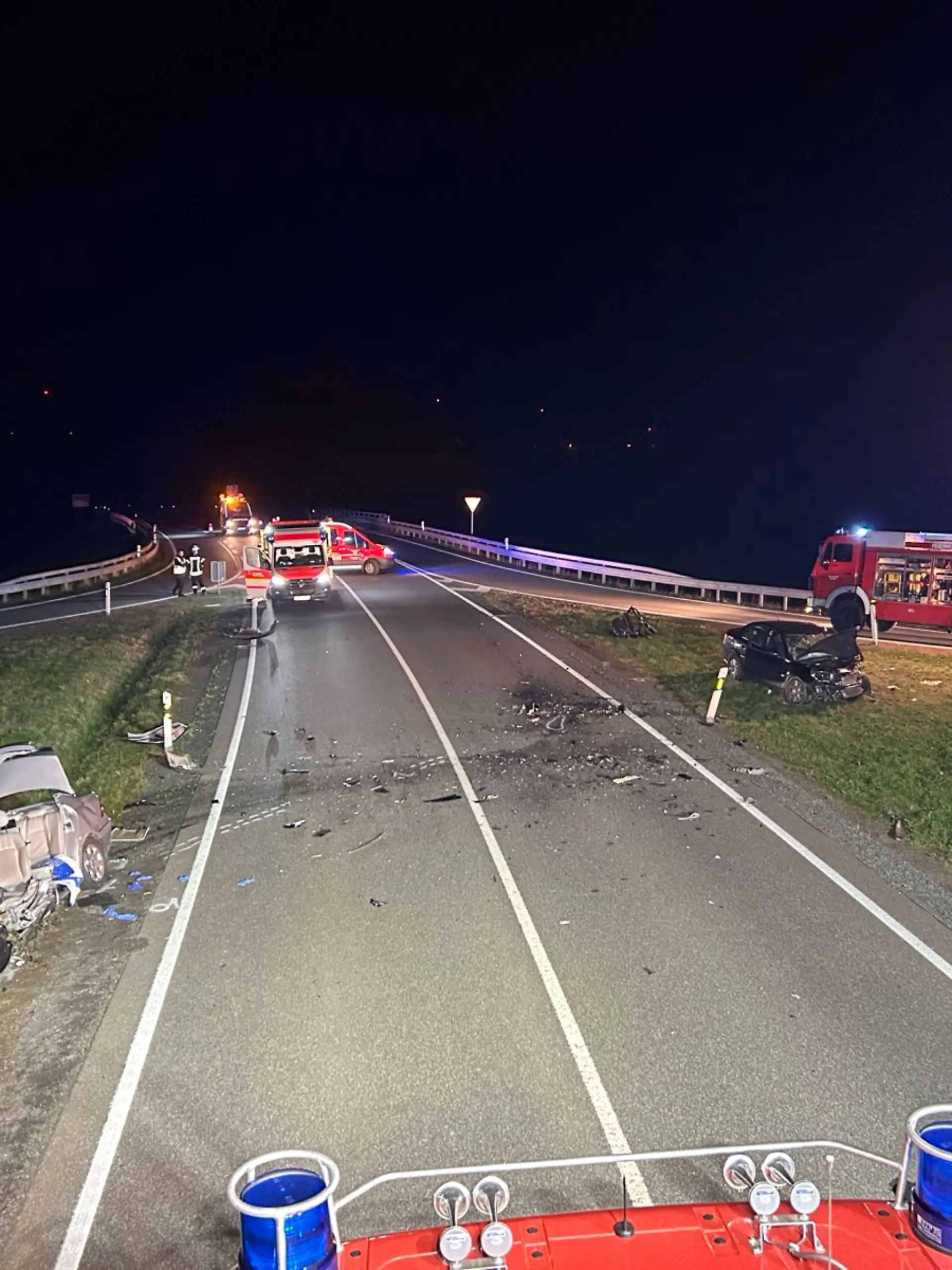 Bei einem Frontalzusammenstoß zweier Autos im Rhein-Hunsrück-Kreis sind beide Fahrer schwer verletzt worden. 