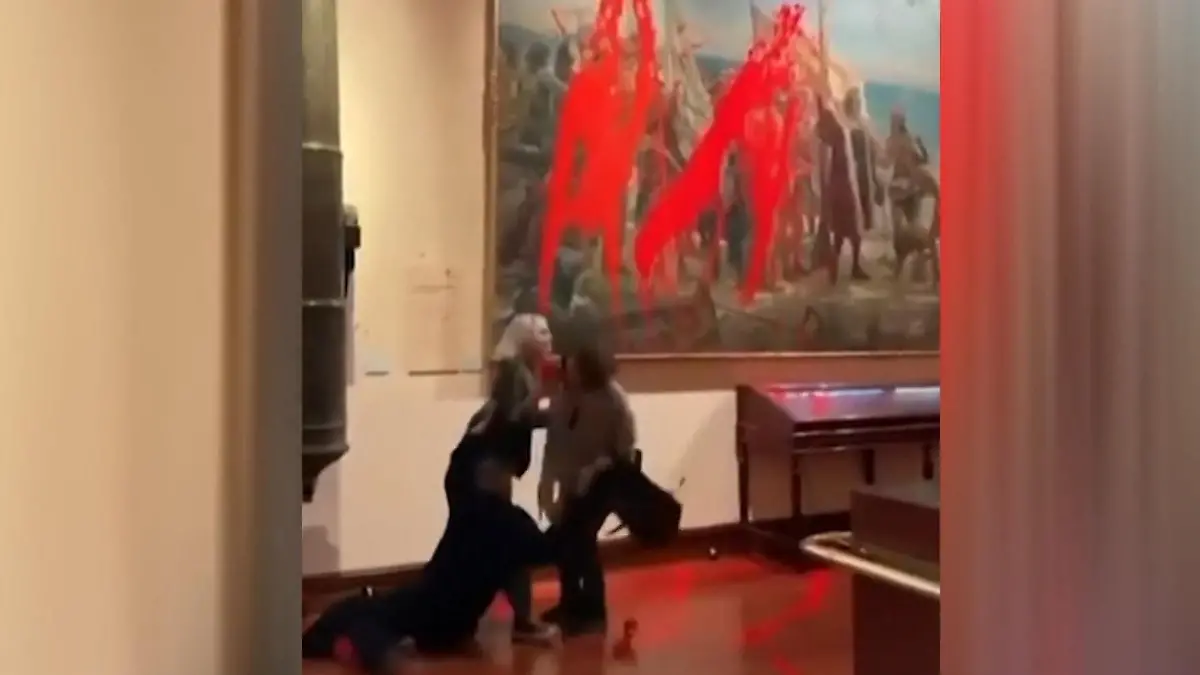 Aktivisten ruinieren Kunstwerk – Museumsmitarbeiter geht zu Boden! Rutschpartie in Madrid