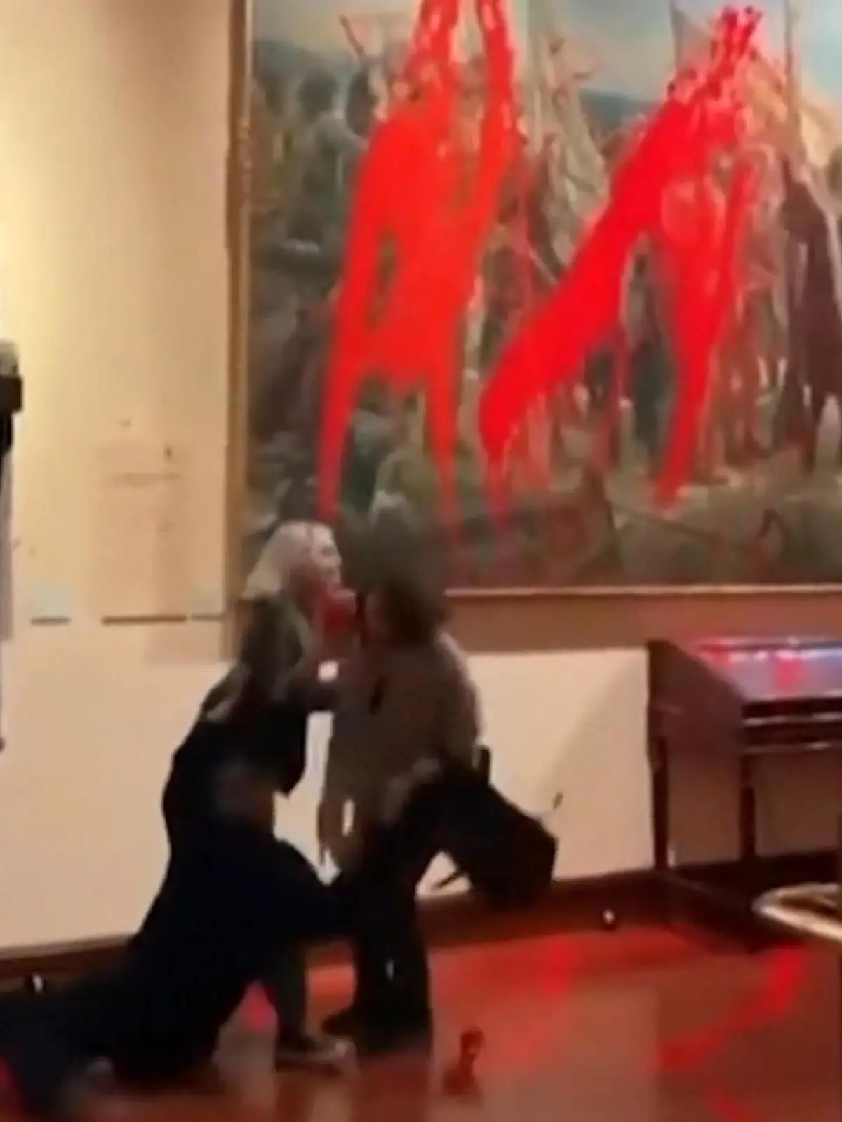 Bild zu: "Aktivisten ruinieren Kunstwerk – Museumsmitarbeiter geht zu Boden!"