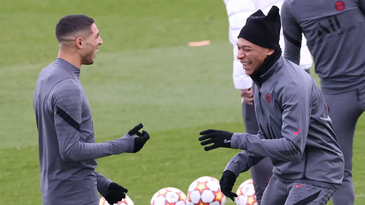 ©PHOTOPQR/LE PARISIEN/Arnaud Journois ; SAINT GERMAIN EN LAYE ; 06/12/2021 ; FOOTBALL , LIGUE DES CHAMPIONS UEFA , PHASE DE GROUPES DERNIERE JOURNEE / PARIS SG - CLUB BRUGES / ENTRAINEMENT DES PARISIENS AU CAMP DES LOGES A LA VEILLE DU MATCH / ACHRAF HAKIMI , KYLIAN MBAPPE - Dec 6th 2021. French first league soccer club at training a day before its champions league match against Bruges