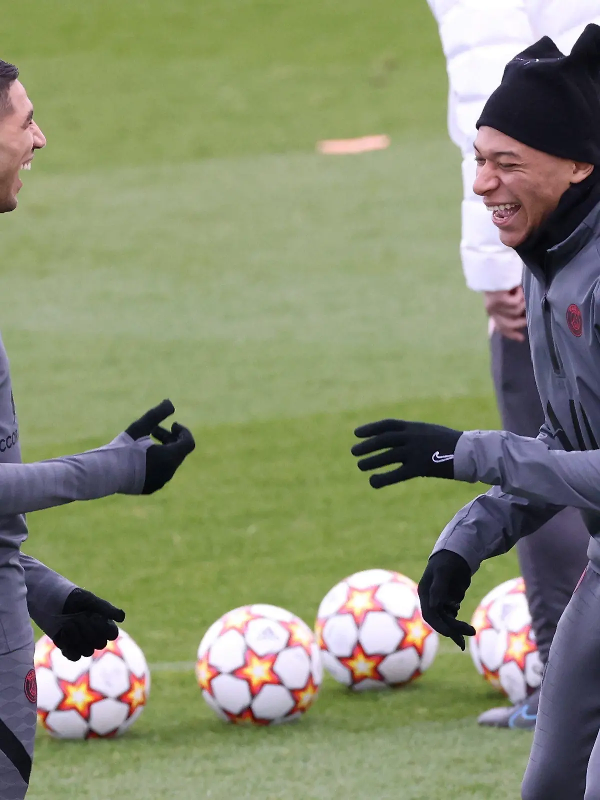 ©PHOTOPQR/LE PARISIEN/Arnaud Journois ; SAINT GERMAIN EN LAYE ; 06/12/2021 ; FOOTBALL , LIGUE DES CHAMPIONS UEFA , PHASE DE GROUPES DERNIERE JOURNEE / PARIS SG - CLUB BRUGES / ENTRAINEMENT DES PARISIENS AU CAMP DES LOGES A LA VEILLE DU MATCH / ACHRAF HAKIMI , KYLIAN MBAPPE - Dec 6th 2021. French first league soccer club at training a day before its champions league match against Bruges