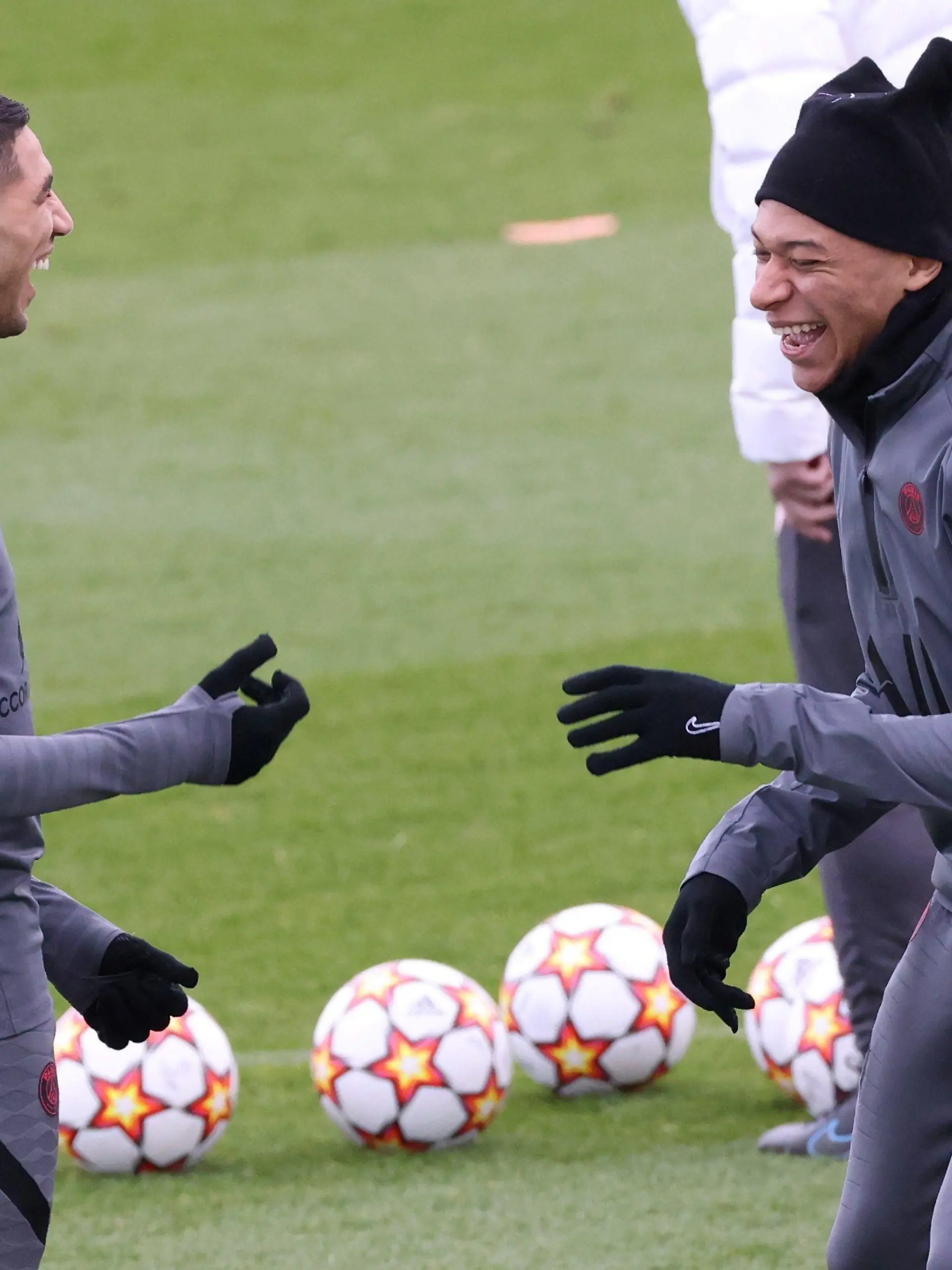 ©PHOTOPQR/LE PARISIEN/Arnaud Journois ; SAINT GERMAIN EN LAYE ; 06/12/2021 ; FOOTBALL , LIGUE DES CHAMPIONS UEFA , PHASE DE GROUPES DERNIERE JOURNEE / PARIS SG - CLUB BRUGES / ENTRAINEMENT DES PARISIENS AU CAMP DES LOGES A LA VEILLE DU MATCH / ACHRAF HAKIMI , KYLIAN MBAPPE - Dec 6th 2021. French first league soccer club at training a day before its champions league match against Bruges