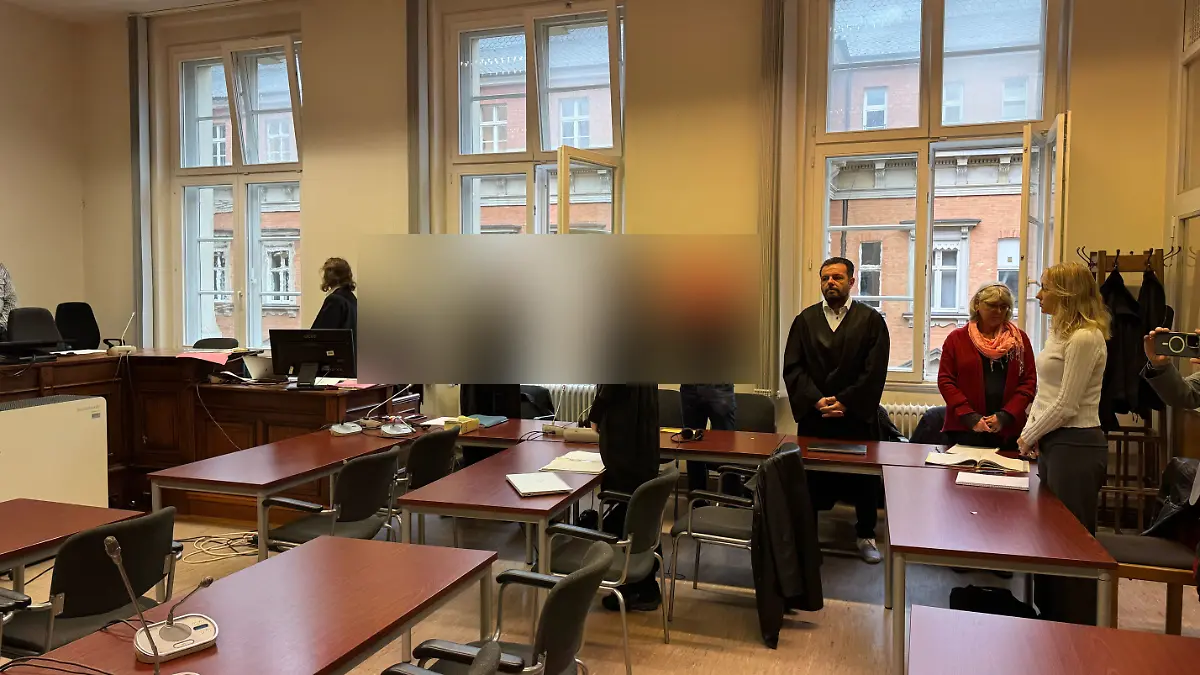 Zwei junge Männer müssen sich in Hamburg vor dem Landgericht verantworten.