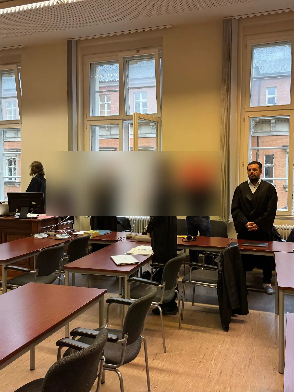 Zwei junge Männer müssen sich in Hamburg vor dem Landgericht verantworten.