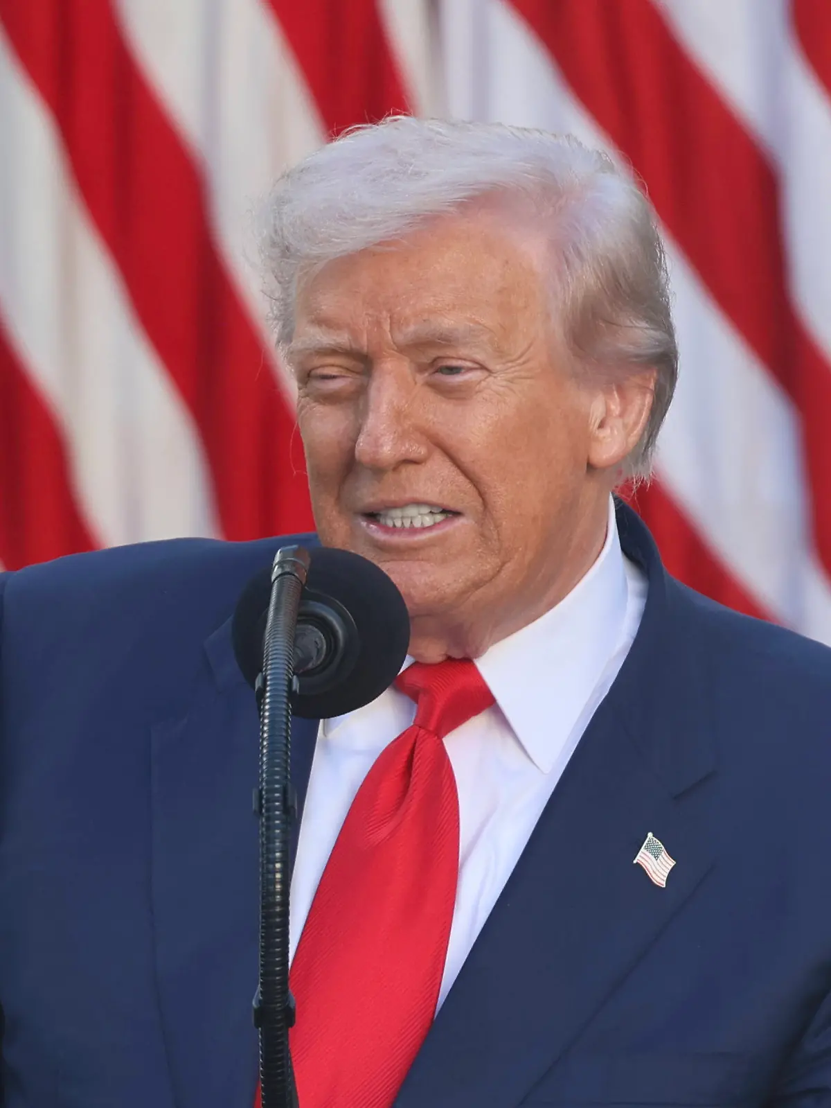 Donald Trump verleiht dem ermordeten Charlie Kirk eine Medaille
