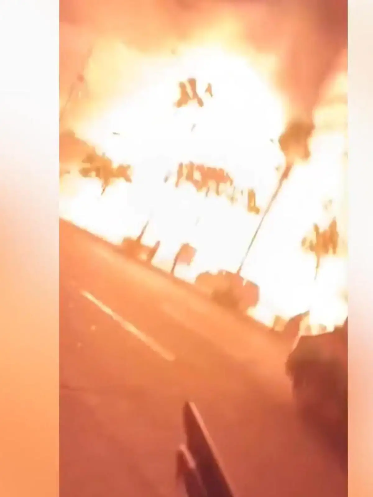 Bild zu: "Inferno in der Innenstadt! Autobombe geht direkt vor Einkaufszentrum hoch"