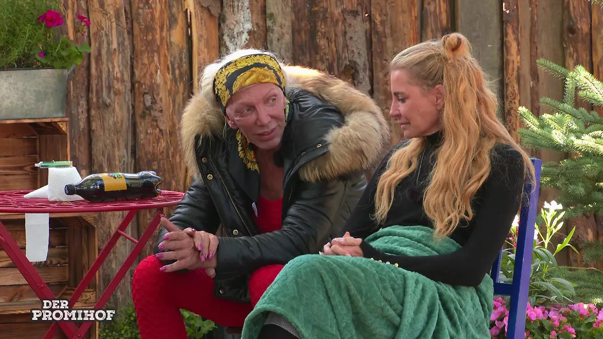 Mit dieser Situation ist auch Giulia Siegel mal überfordert Alicia King überschüttet sie mit Liebe