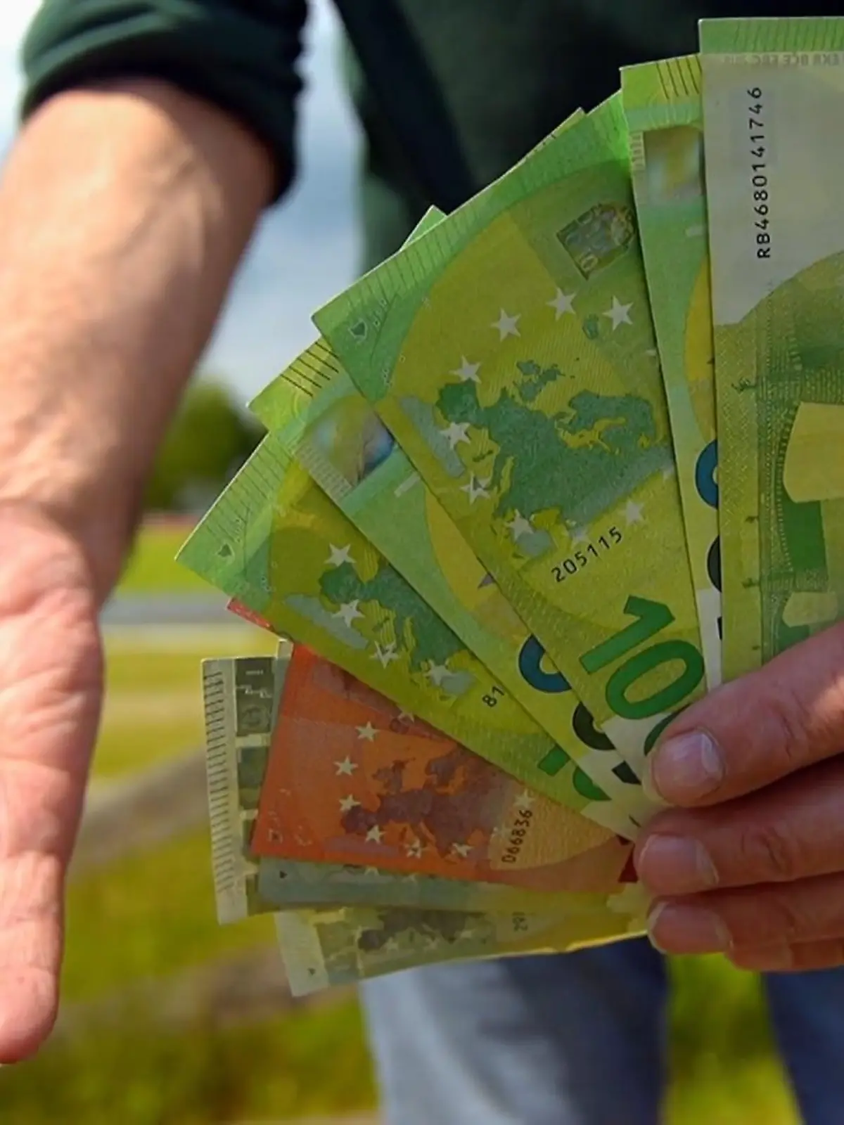 Bild zu: "Früher Multimillionär! Ex-Nationalspieler Eike Immel bezieht jetzt Bürgergeld"