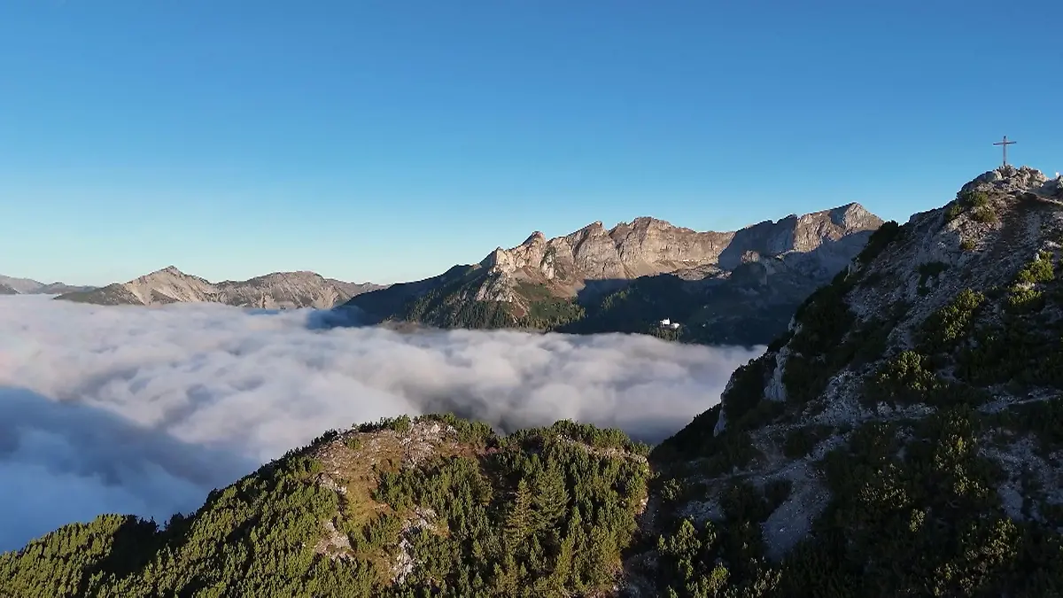 Goldener Oktober mit Herbstzauber am Achensee Oberhalb vom Hochnebel