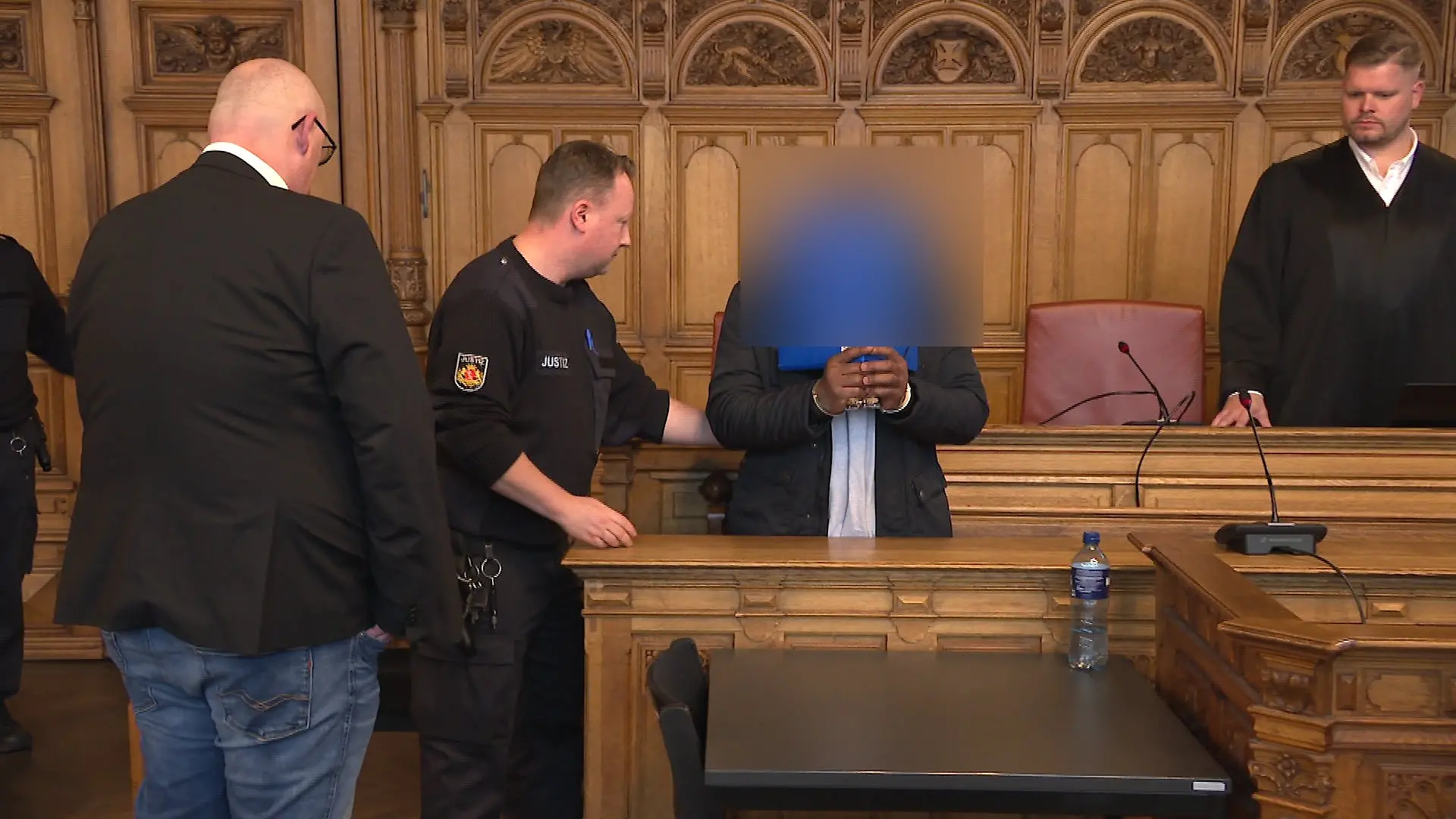 Der 41-Jährige muss sich in Bremen vor dem Landgericht verantworten.