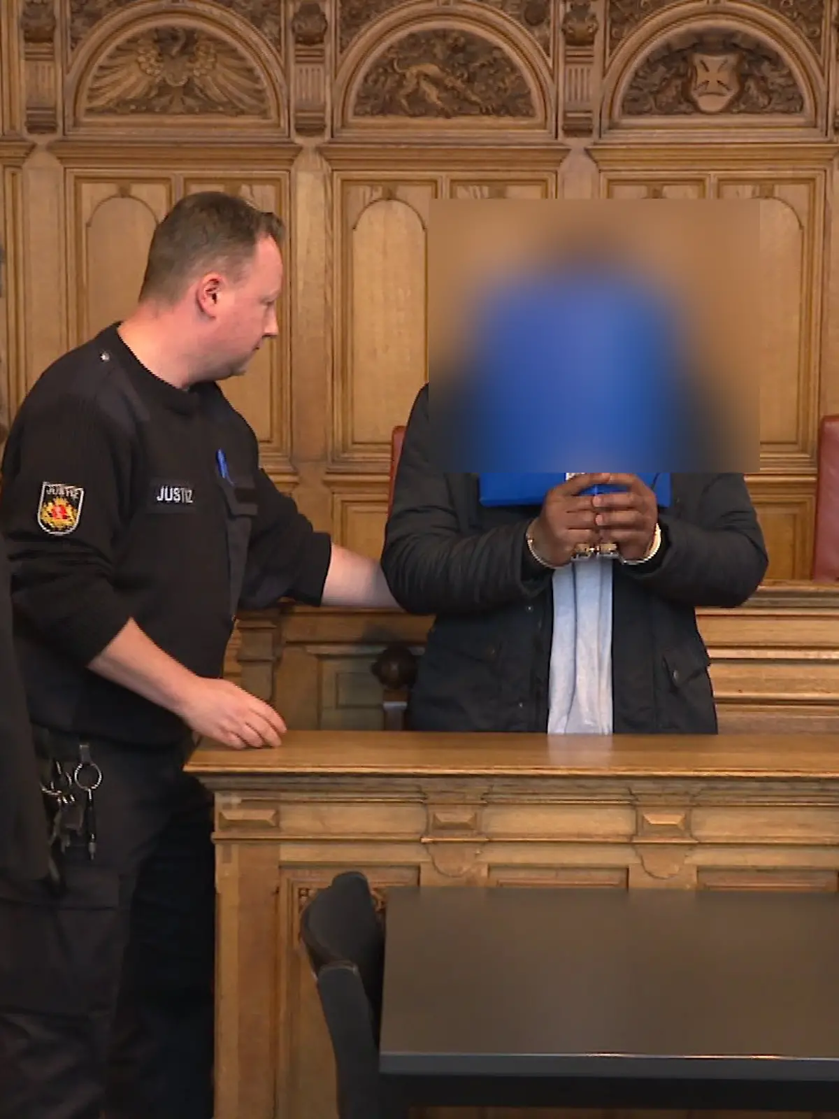 Der 41-Jährige muss sich in Bremen vor dem Landgericht verantworten.