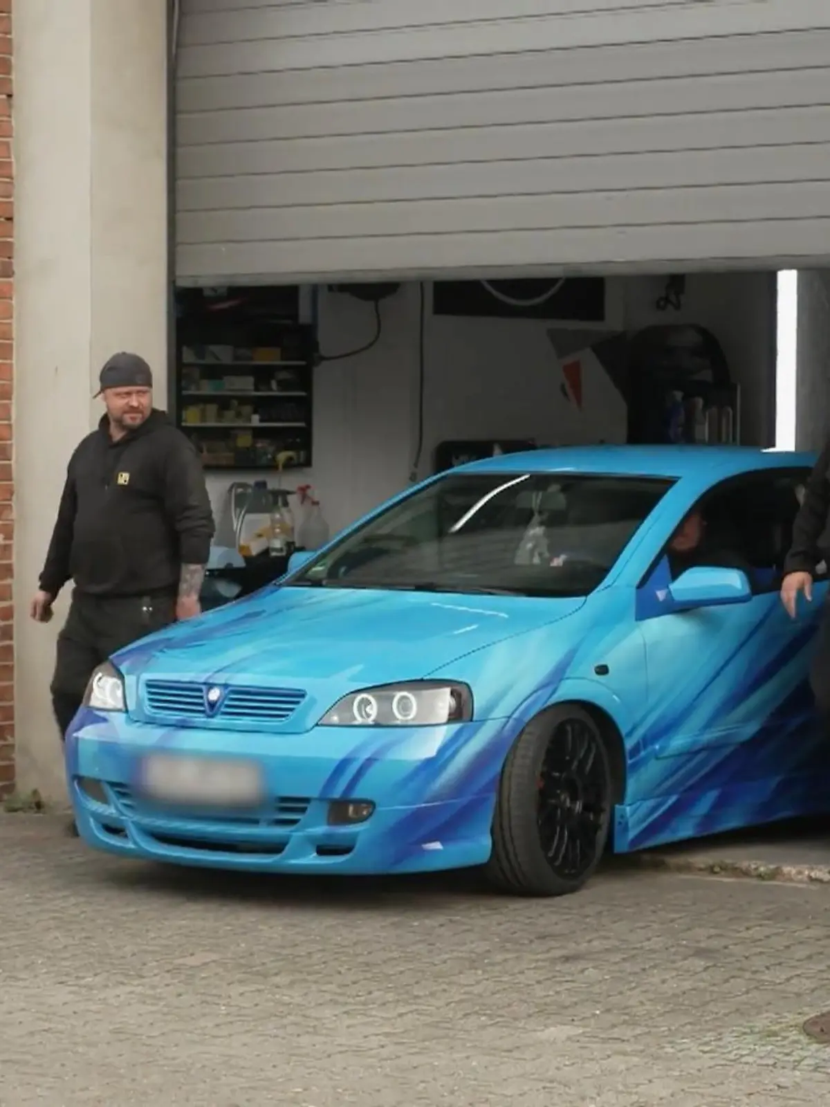 Bild zu: "Marcel bekommt seinen Opel zurück und ist völlig aus dem Häuschen"