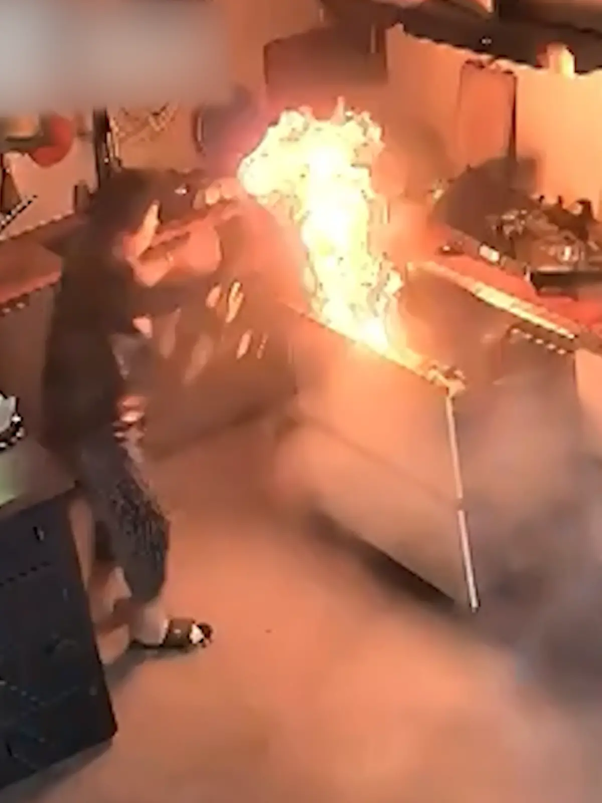 Bild zu: "Herd explodiert beim Kochen! Oma (82) kämpft gegen Flammen – mit Bratpfanne"