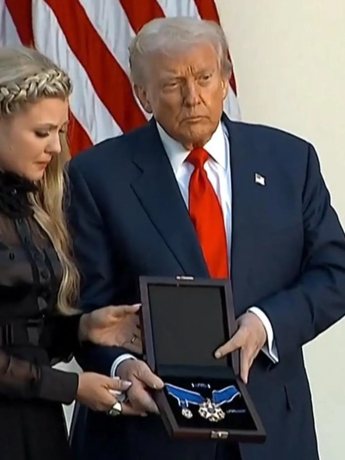 Bild zu: "Ehrung für Charlie Kirk! Donald Trump verleiht Friedensmedaille – und feiert sich selbst"