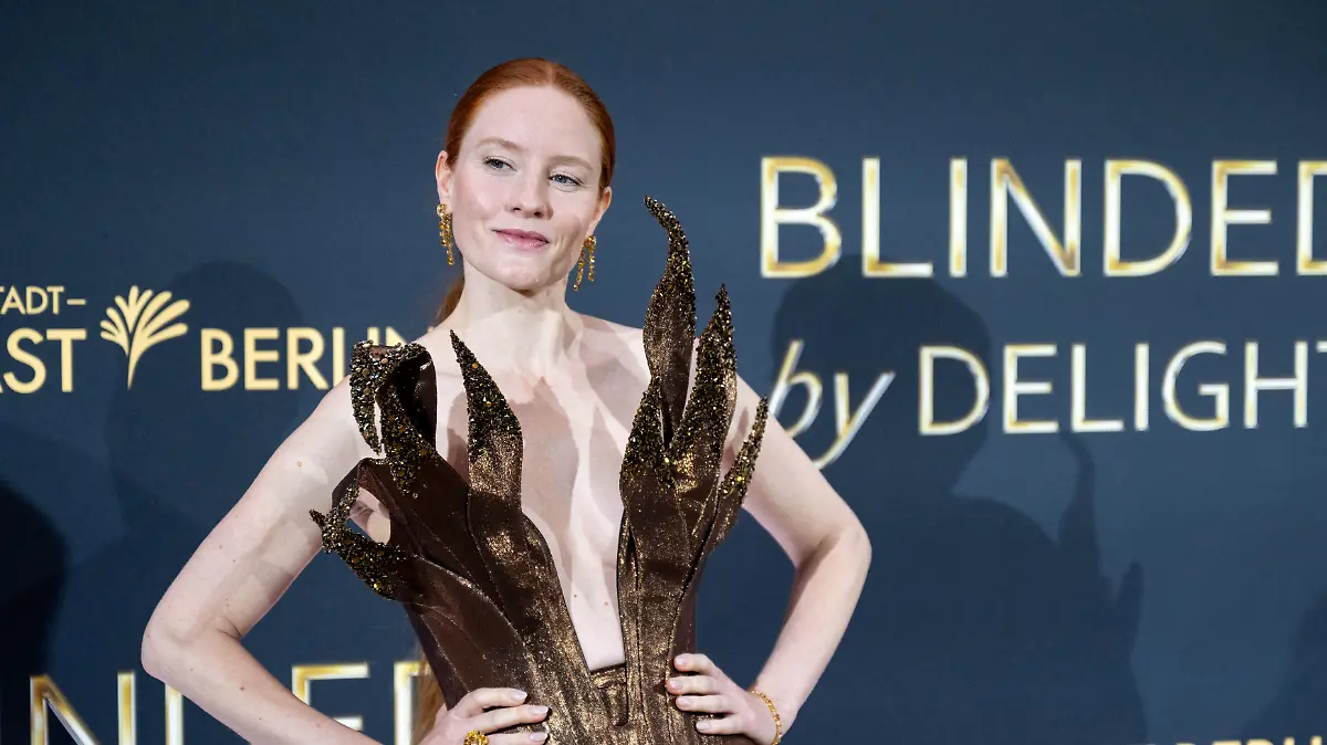 Barbara Meier kommt zur Premiere der neuen Show „Blinded by delight” im Friedrichstadt-Palast.