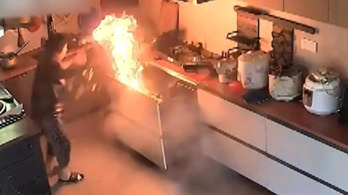 Herd explodiert beim Kochen! Oma (82) kämpft gegen Flammen - mit Bratpfanne Sie fackelt nicht lange