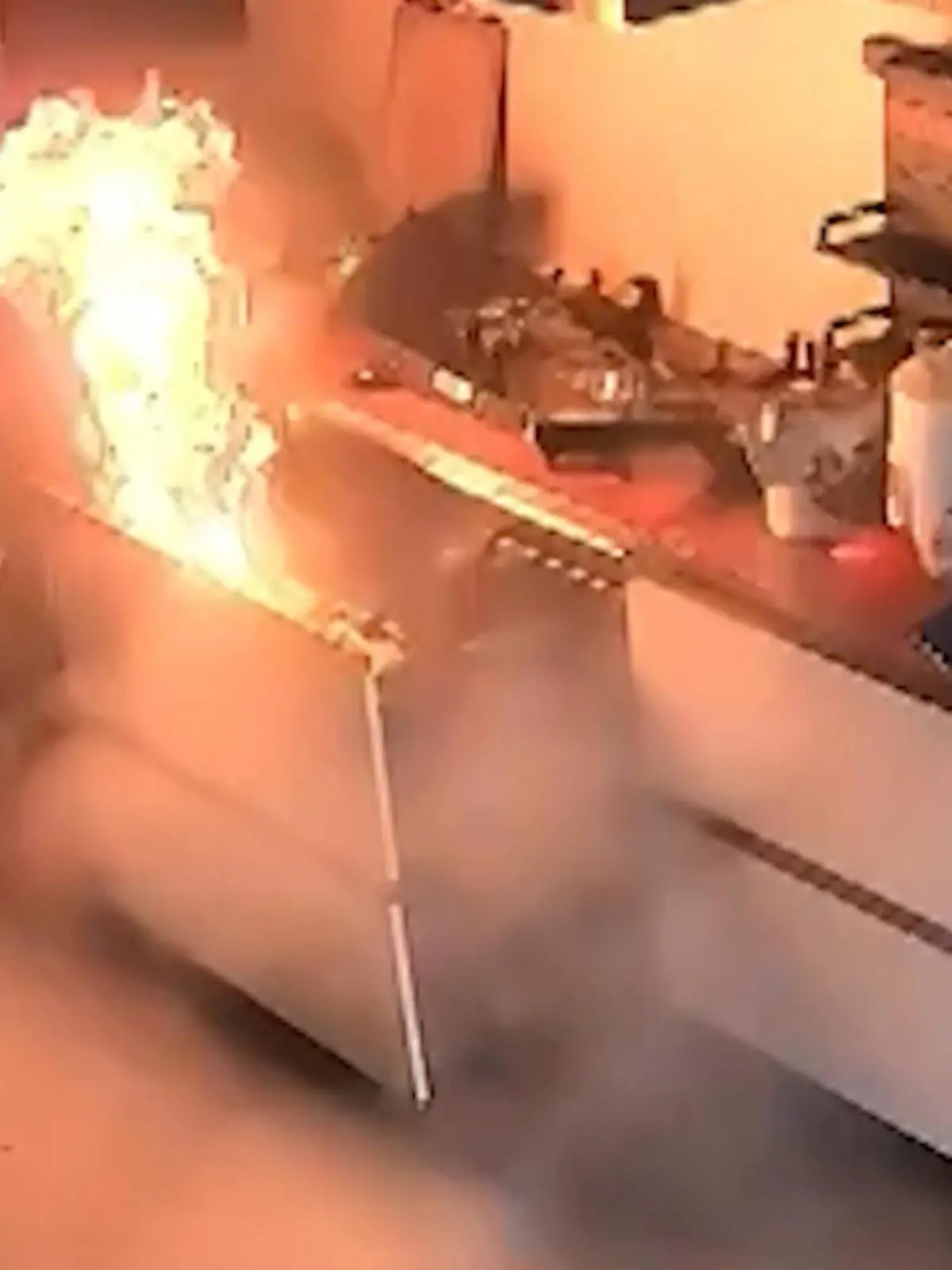 Bild zu: "Herd explodiert beim Kochen! Oma (82) kämpft gegen Flammen – mit Bratpfanne"