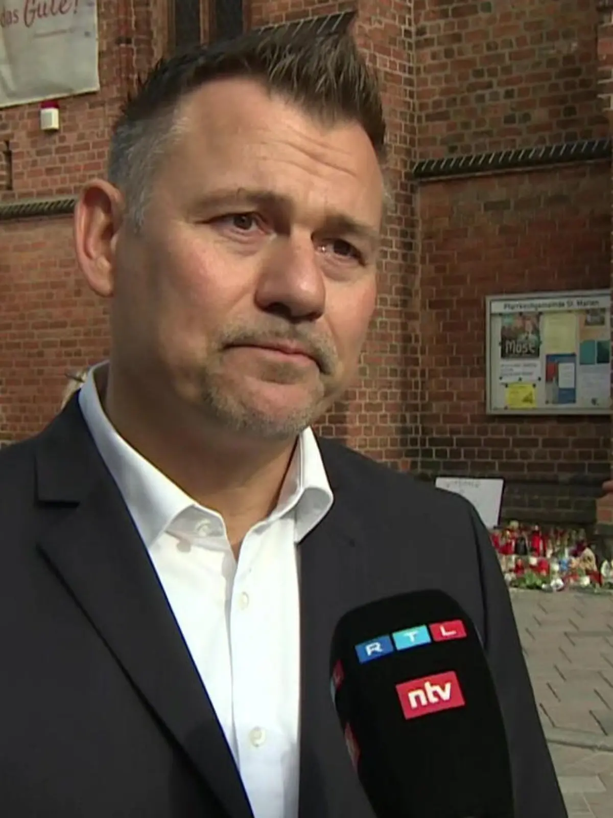 Bild zu: "Güstrow trauert um Fabian (†8)! Bürgermeister will Familie unterstützen"