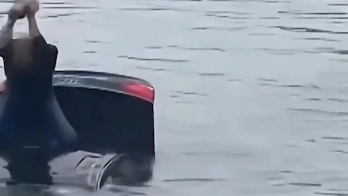 Scheibe eingeschlagen! Auto stürzt in Fluss – Fahrer kommt nicht alleine raus Zeuge greift sofort zum Stein