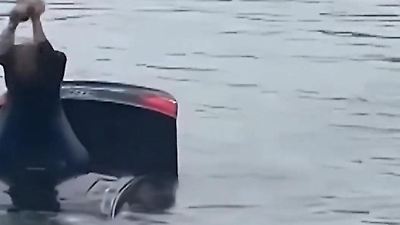 China: Autofahrer droht zu ertrinken – Mann schlägt mit Stein Dachfenster ein