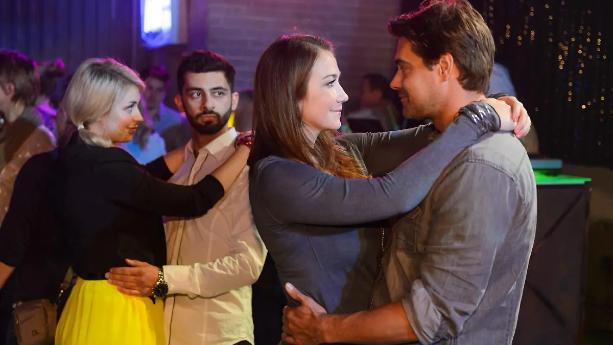 Can kann seinen Unmut kaum verbergen und platzt fast vor Eifersucht, als Katja mit ihrem Date im Club auftaucht und einen heftigen Flirt beginntSusanne Carstens (Sarah Thonig), Can Öztürk (Volkan Isbert), Katja Bergmann (Anna-Katharina Samsel), Daniel Leyer (Raphael Vogt)