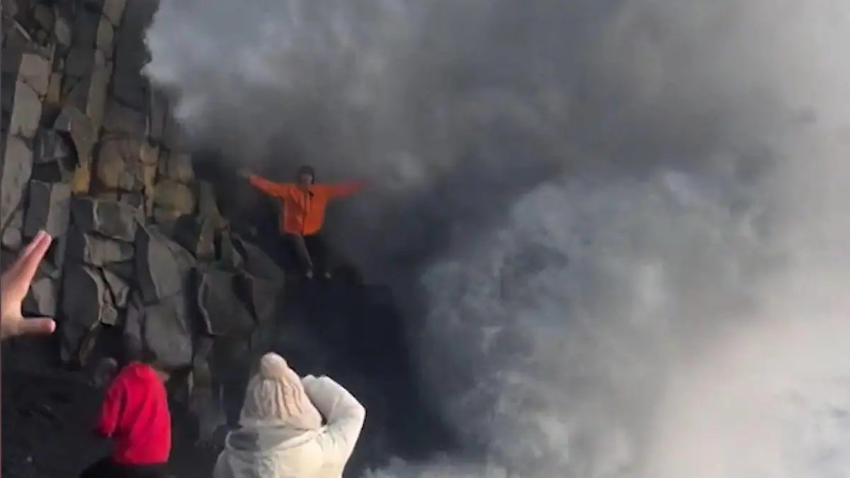 Lebensgefahr fürs perfekte Selfie! Tourist wird von Monsterwelle verschluckt Es ist der gefährlichste Strand Islands