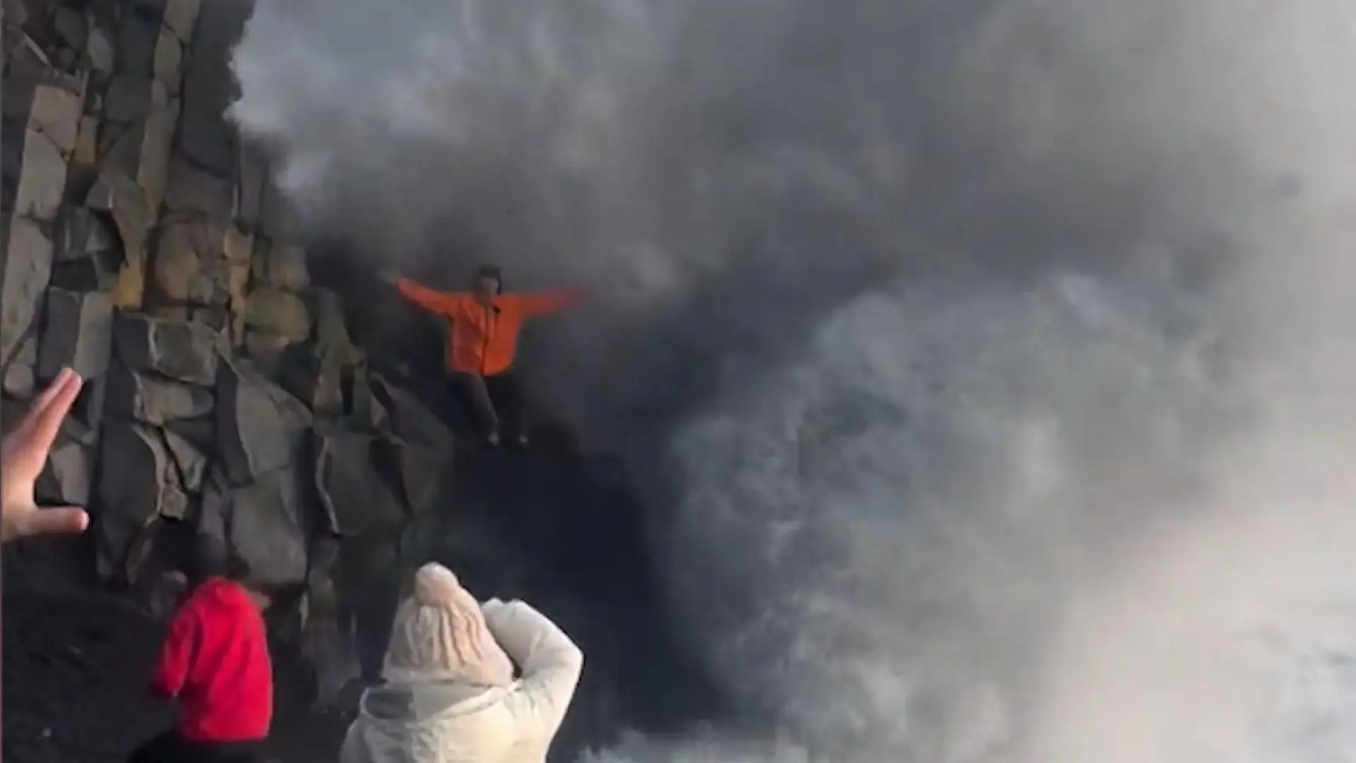 Lebensgefahr fürs perfekte Foto! Tourist wird von Monsterwelle verschluckt Es ist der gefährlichste Strand Islands