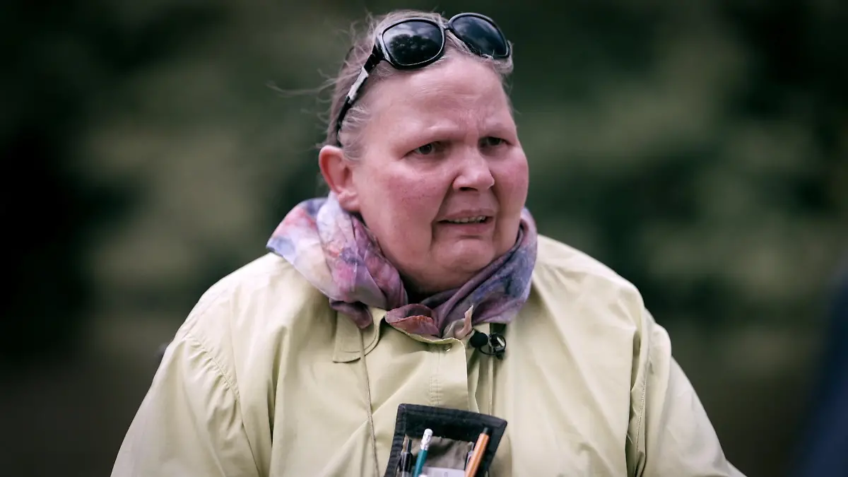 Beate Neuschäfer erklärt Günter Wallraff, wie sehr sie unter ihrer Inkontinenz leide.
