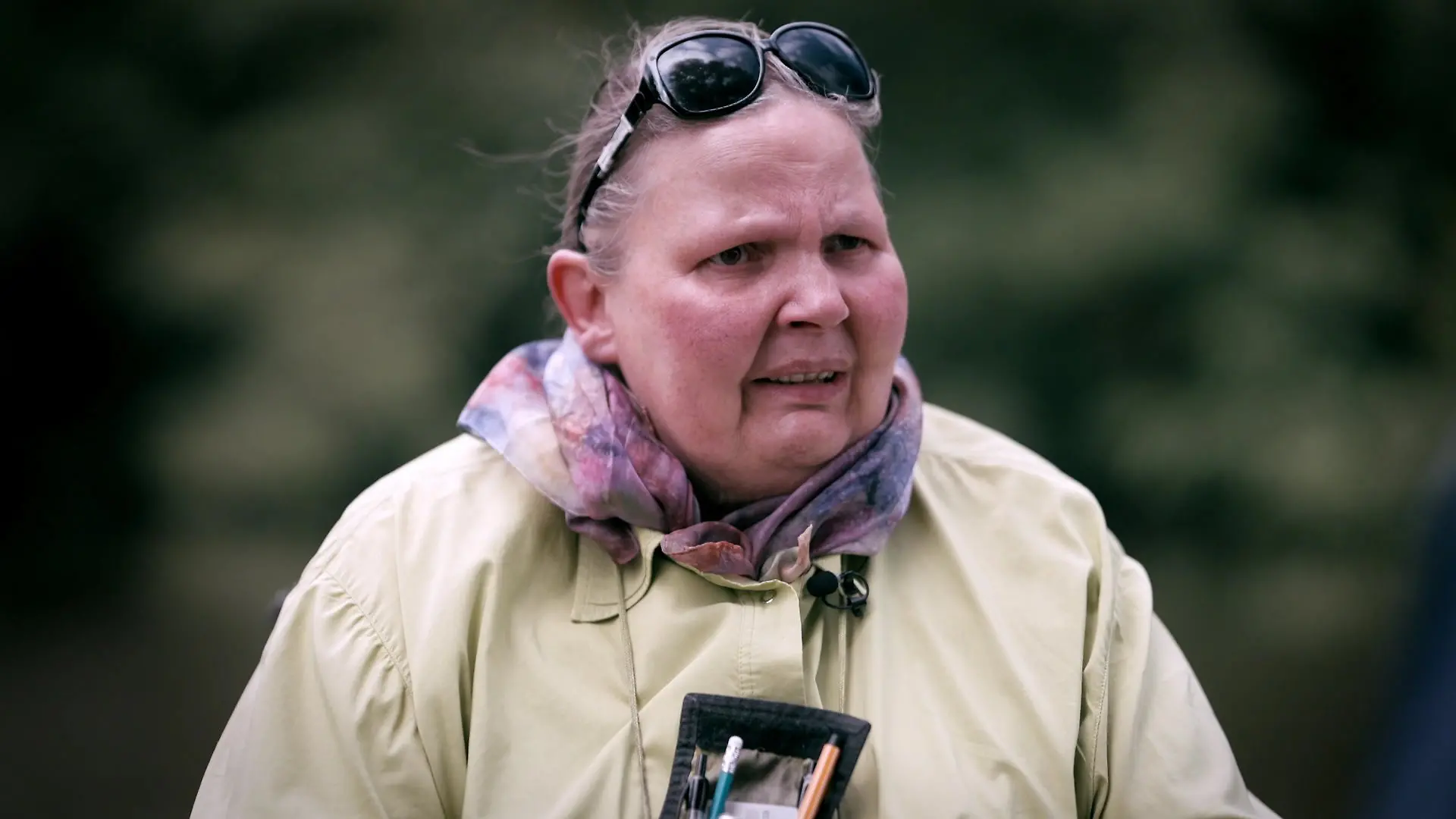 Beate Neuschäfer erklärt Günter Wallraff, wie sehr sie unter ihrer Inkontinenz leide.