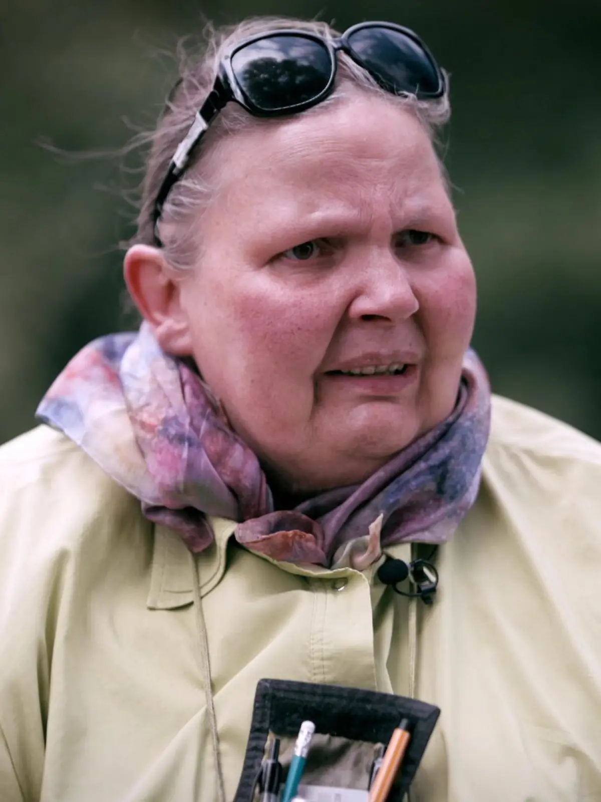 Beate Neuschäfer erklärt Günter Wallraff, wie sehr sie unter ihrer Inkontinenz leide.