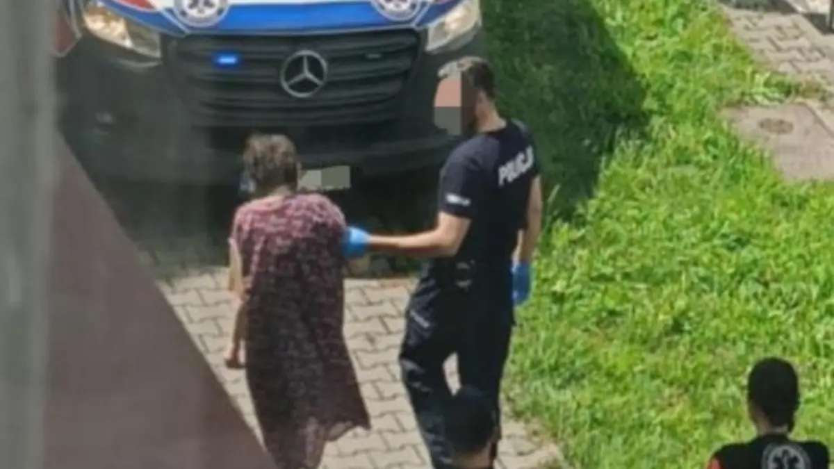 Einsatzkräfte holen Mirella aus der Wohnung ihrer Eltern