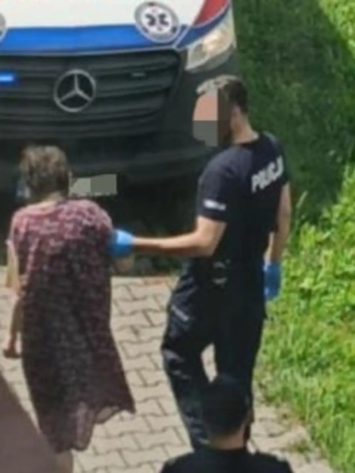 Einsatzkräfte holen Mirella aus der Wohnung ihrer Eltern 