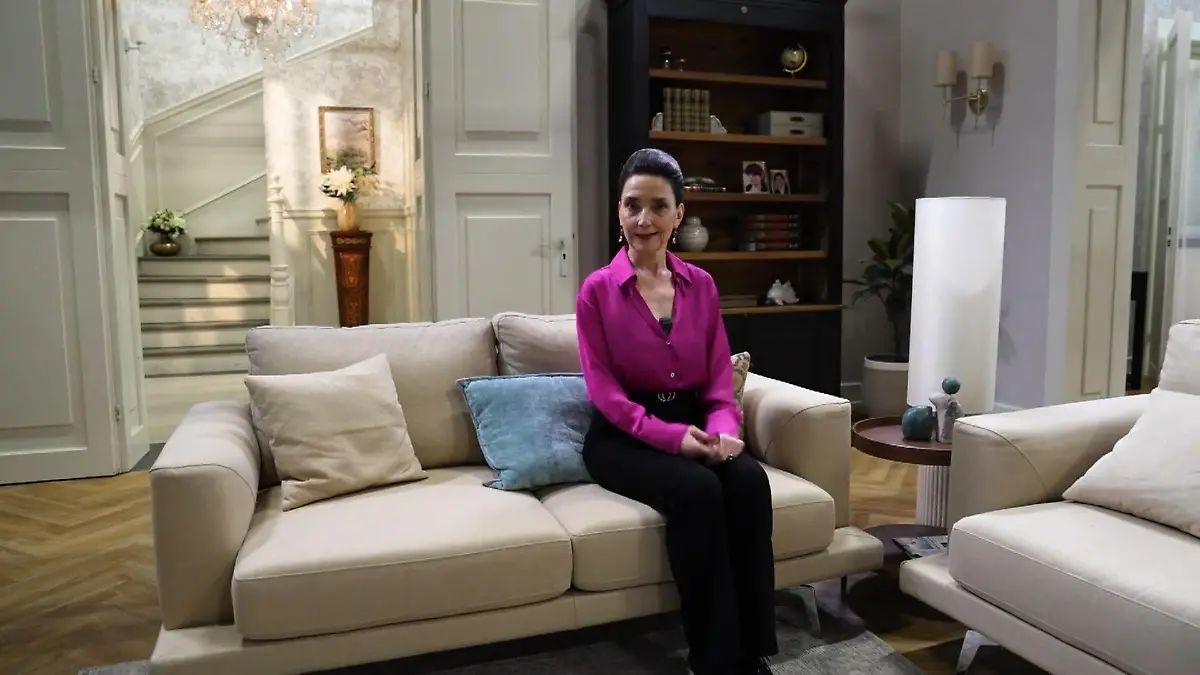 Tatjana Clasing ist begeistert vom neuen Sofa in der Steinkamp-Villa. 