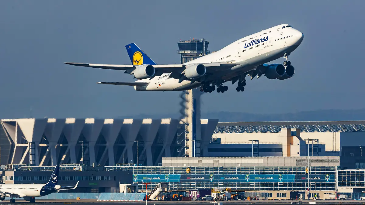 Flughafen Fraport, EDDF, FRA, Frankfurt Airport, Rhein-Main-Flughafen. Flugzeug beim Start, Steigflug. // Registrierung: D-ABYG, LUFTHANSA, Jumbo, Jumbo-Jet, BOEING 747-830, Aircraft Name Baden-Württemberg. // DEU, Deutschland, Hessen, Frankfurt am Main.
