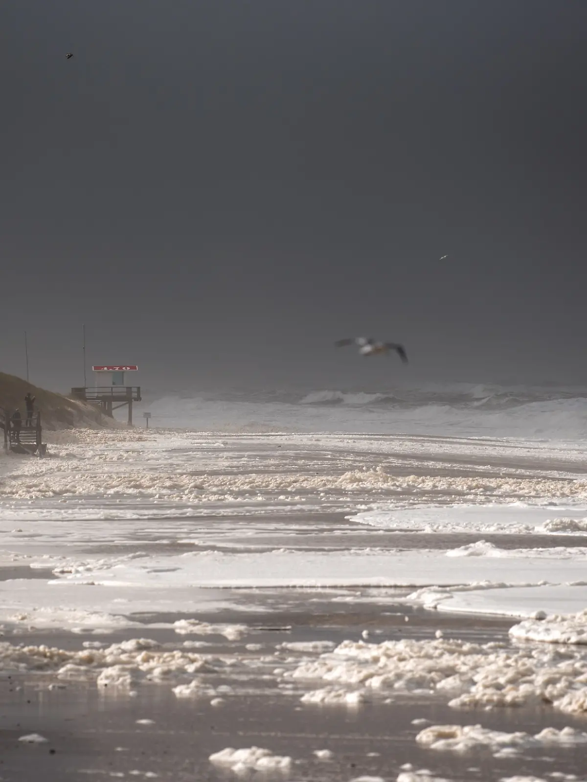 Wellen der Nordsee schlagen bei einer Sturmflut an den Strand von Westerland auf der Nordseeinsel Sylt.