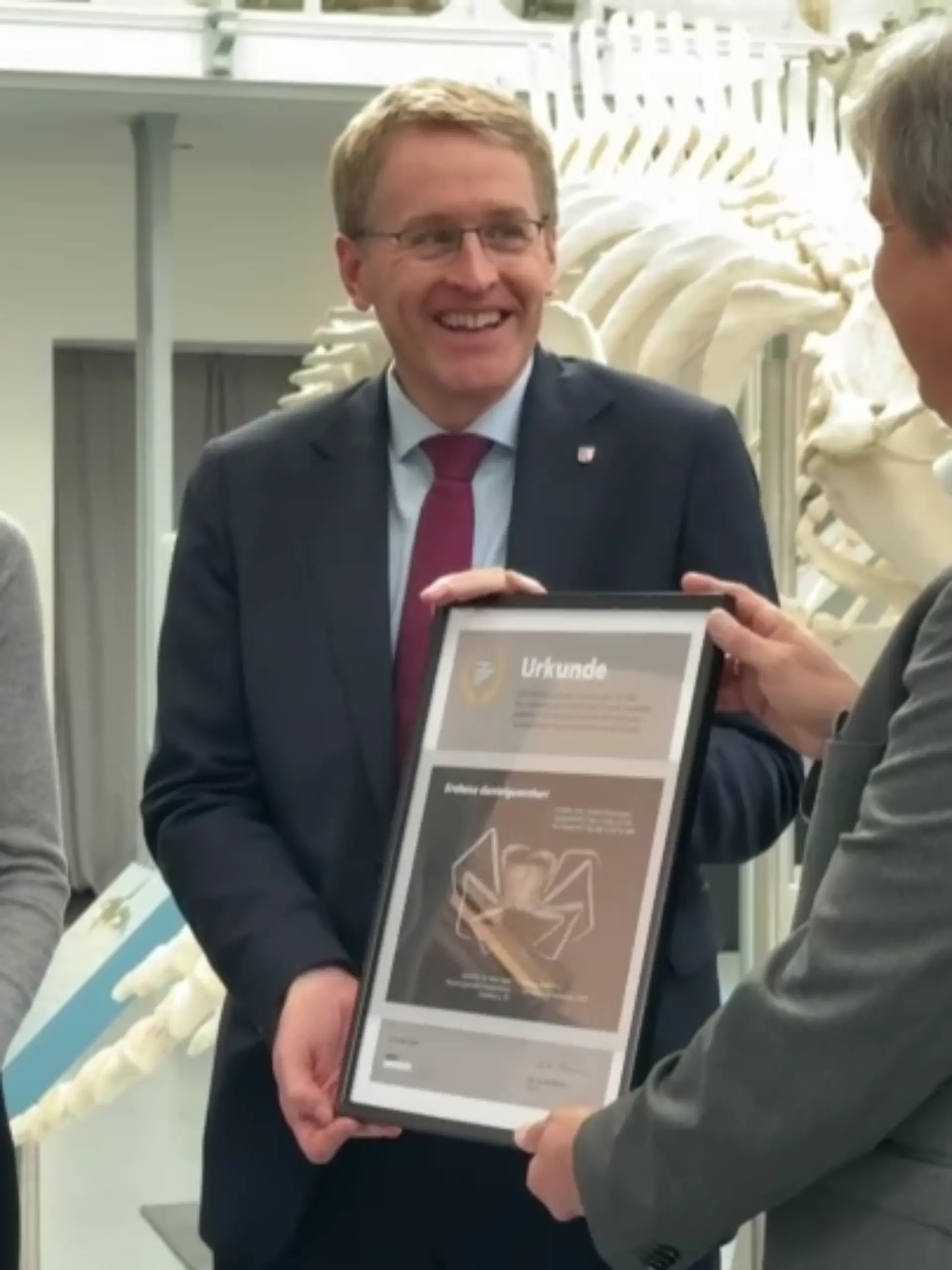 Bild zu: "Es hat besonders lange Beine! Neu entdecktes Tier heißt jetzt wie Ministerpräsident Günther"