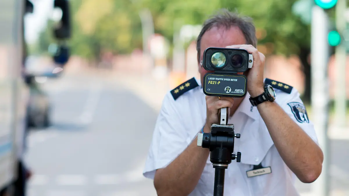Polizeidirektor Andreas Tschisch zeigt am 16.09.2014 bei einer Pressevorführung in Berlin ein Laser-Geschwindigkeitsmessgerät Riegl FG21-P der Polizei. Am 18. September findet der «2. Bundesweite 24-Stunden-Blitz-Marathon» statt, an dem auch in der Bundeshauptstadt an vielen Punkten das Tempo der Verkehrsteilnehmer kontrolliert wird. Foto: Bernd von Jutrczenka/dpa +++(c) dpa - Bildfunk+++