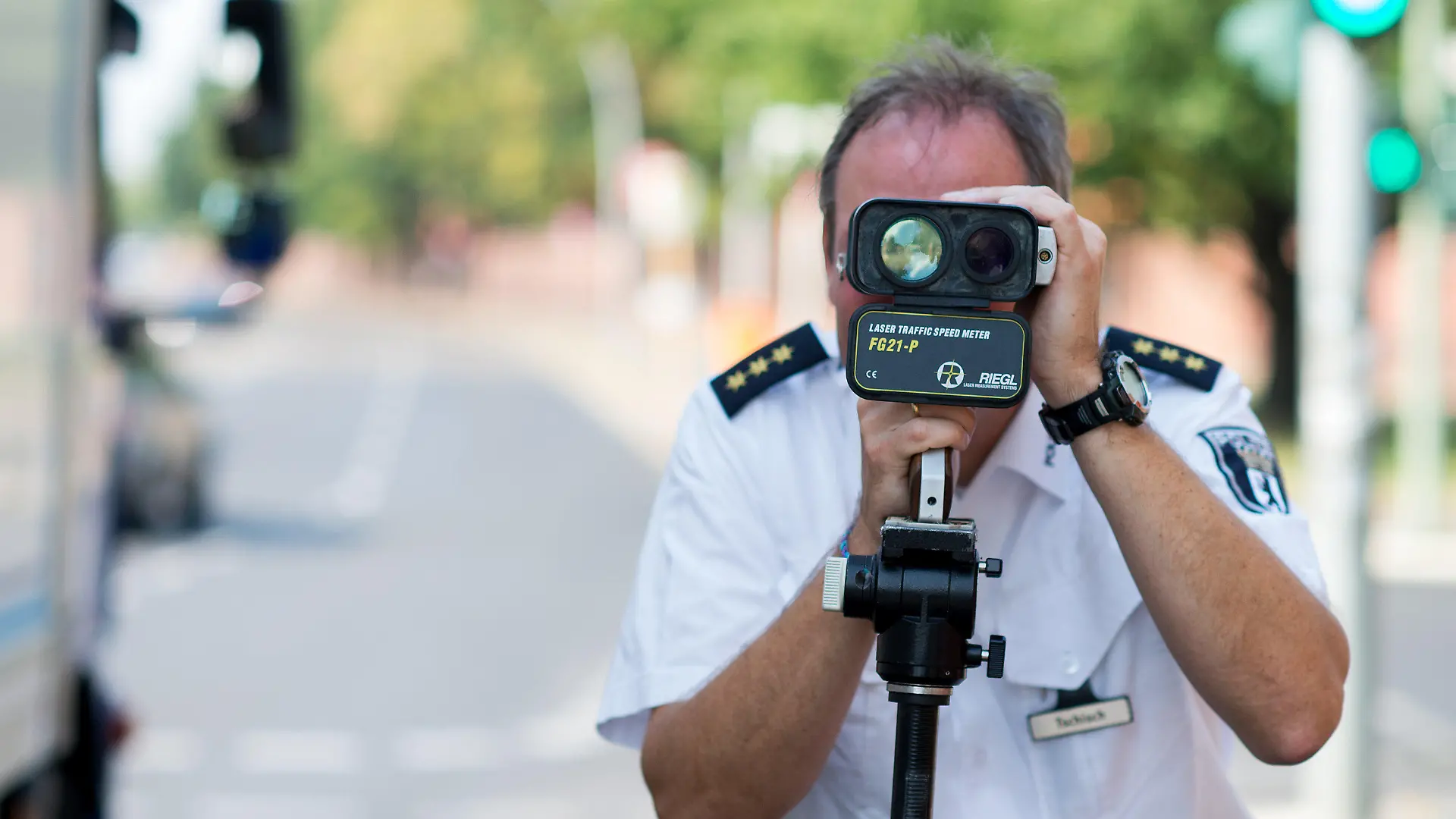 Polizeidirektor Andreas Tschisch zeigt am 16.09.2014 bei einer Pressevorführung in Berlin ein Laser-Geschwindigkeitsmessgerät Riegl FG21-P der Polizei. Am 18. September findet der «2. Bundesweite 24-Stunden-Blitz-Marathon» statt, an dem auch in der Bundeshauptstadt an vielen Punkten das Tempo der Verkehrsteilnehmer kontrolliert wird. Foto: Bernd von Jutrczenka/dpa +++(c) dpa - Bildfunk+++