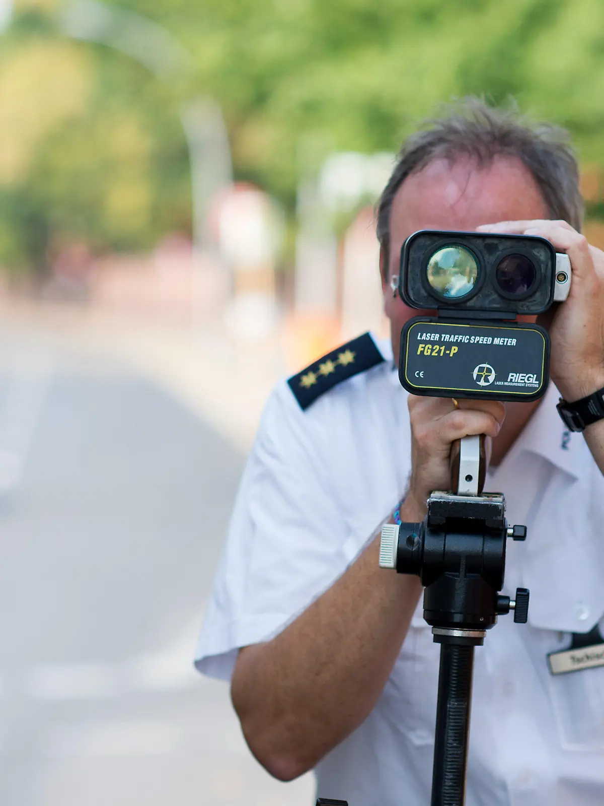 Polizeidirektor Andreas Tschisch zeigt am 16.09.2014 bei einer Pressevorführung in Berlin ein Laser-Geschwindigkeitsmessgerät Riegl FG21-P der Polizei. Am 18. September findet der «2. Bundesweite 24-Stunden-Blitz-Marathon» statt, an dem auch in der Bundeshauptstadt an vielen Punkten das Tempo der Verkehrsteilnehmer kontrolliert wird. Foto: Bernd von Jutrczenka/dpa +++(c) dpa - Bildfunk+++