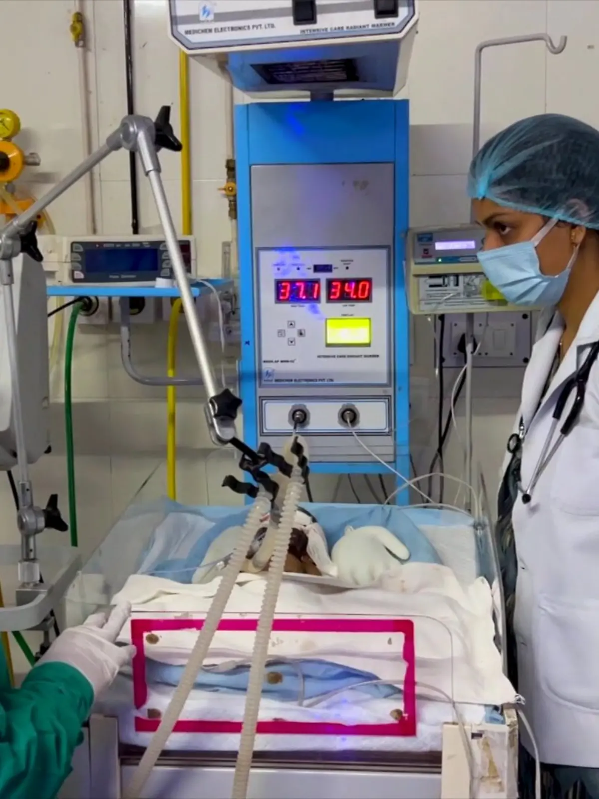 Baby Pari im Krankenhaus 